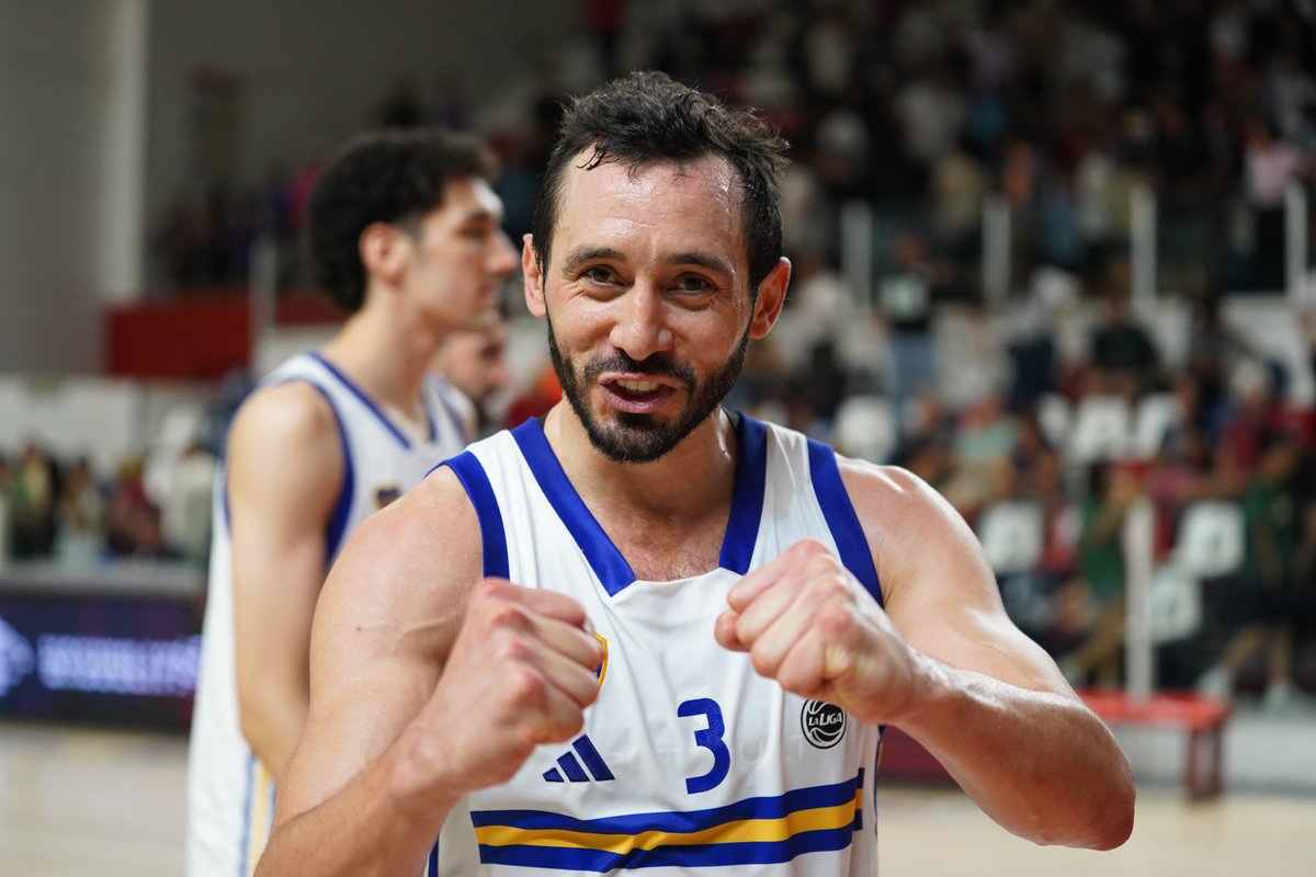 BasquetBocaJrs's tweet image. ¡Dos bosteros mirándose y festejando el triunfo! 💪