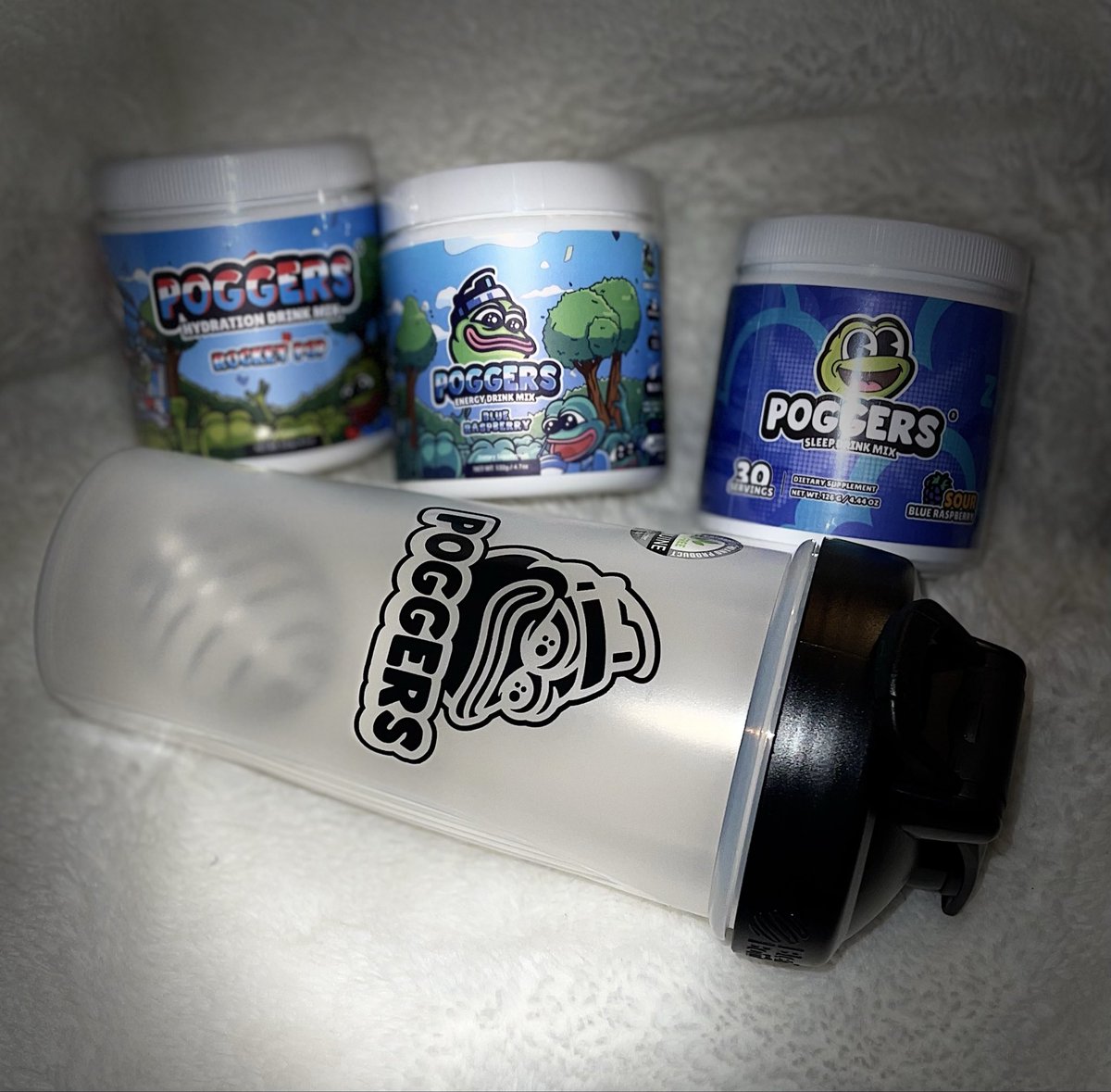 AryaRogue's tweet photo. Got another order of @PoggersShop in the mail! ✨📬
🐸ALL their drink mixes are delicious whether you need an ENERGY pick me up, HYDRATION or a little help for SLEEP time! 

💜Use code: ARYAROGUE for 10% off your purchase at https://t.co/BwZypnl2cQ   🖤

#Vtuber #ENVtuber https://t.co/EgPCNkDZCl