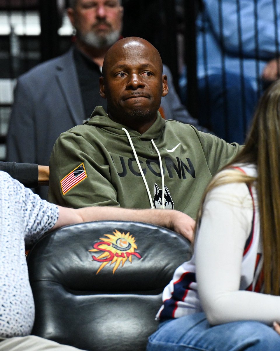 UConnHuskies's tweet image. Husky legend Ray Allen in the house tonight supporting @UConnWBB! 🐐