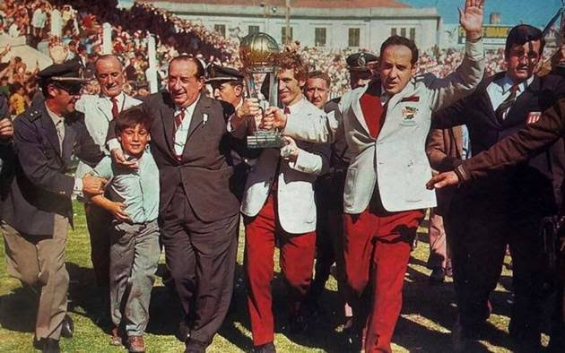 pujolfernando's tweet image. #EDLP el primer pasillo del campeón que se hizo en la historia del fútbol mundial, fue el 3 de noviembre de 1968, cuando #Estudiantes, campeón de la Copa Intercontinental, fue recibido con un pasillo por parte de #River en el Estadio Monumental. Paradojas del destino.