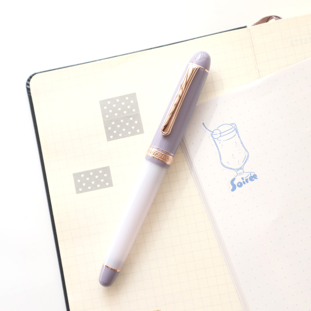 penya_fudeya's tweet image. プラチナ万年筆
マイ・フェイバリット・シングス ミスティブルーム

入荷しました〜
キャップとグリップには、どこまでも広がる一面に咲き広がる紫色の花畑をイメージしたキャップとグリップ。
ボディは、やわらかな乳白色をあしらっています。

forme-zakka.com/products/49771…

#筆屋 #ぺんや #forme