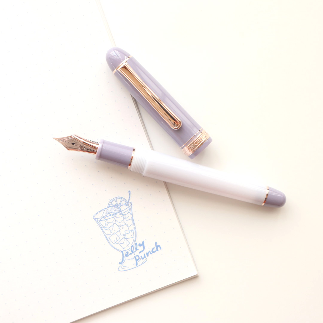 penya_fudeya's tweet image. プラチナ万年筆
マイ・フェイバリット・シングス ミスティブルーム

入荷しました〜
キャップとグリップには、どこまでも広がる一面に咲き広がる紫色の花畑をイメージしたキャップとグリップ。
ボディは、やわらかな乳白色をあしらっています。

forme-zakka.com/products/49771…

#筆屋 #ぺんや #forme