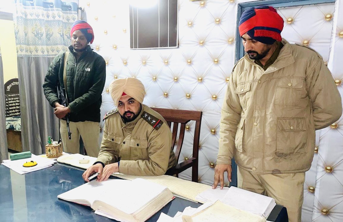 FaridkotPolice's tweet image. ਮਜ਼ਬੂਤ ​​ਨਾਕਾਬੰਦੀਆਂ 🚧 | ਚੌਕਸ ਗਸ਼ਤ 🚓 | ਰਿਸਪੌਂਸ ਟੀਮਾਂ ਨਾਲ ਹਰ ਰਾਤ ਸੁਰੱਖਿਅਤ 🚨

ਫਰੀਦਕੋਟ ਪੁਲਿਸ ਵੱਲੋਂ ਨਾਕਿਆਂ, ਗਸ਼ਤ ਅਤੇ ਪੀ.ਸੀ.ਆਰ ਮੋਟਰਸਾਈਕਲਾਂ ਰਾਹੀਂ ਸਖ਼ਤ ਨਿਗਰਾਨੀ। ਜੀ.ਓ ਅਤੇ ਐਸ.ਐਚ.ਓ ਪੁਲਿਸ ਸਟੇਸ਼ਨਾਂ ਅਤੇ ਰਾਤ ਦੀ ਡਿਊਟੀ ਦਾ ਨਿਰੀਖਣ ਕਰਦੇ ਹਨ, ਸਹੀ ਮਾਰਗਦਰਸ਼ਨ ਅਤੇ ਸੁਰੱਖਿਅਤ ਰਾਤ ਲਈ ਵਧੇਰੇ ਚੌਕਸੀ ਨੂੰ ਯਕੀਨੀ…