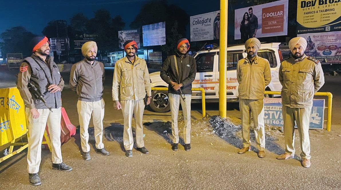 FaridkotPolice's tweet image. ਮਜ਼ਬੂਤ ​​ਨਾਕਾਬੰਦੀਆਂ 🚧 | ਚੌਕਸ ਗਸ਼ਤ 🚓 | ਰਿਸਪੌਂਸ ਟੀਮਾਂ ਨਾਲ ਹਰ ਰਾਤ ਸੁਰੱਖਿਅਤ 🚨

ਫਰੀਦਕੋਟ ਪੁਲਿਸ ਵੱਲੋਂ ਨਾਕਿਆਂ, ਗਸ਼ਤ ਅਤੇ ਪੀ.ਸੀ.ਆਰ ਮੋਟਰਸਾਈਕਲਾਂ ਰਾਹੀਂ ਸਖ਼ਤ ਨਿਗਰਾਨੀ। ਜੀ.ਓ ਅਤੇ ਐਸ.ਐਚ.ਓ ਪੁਲਿਸ ਸਟੇਸ਼ਨਾਂ ਅਤੇ ਰਾਤ ਦੀ ਡਿਊਟੀ ਦਾ ਨਿਰੀਖਣ ਕਰਦੇ ਹਨ, ਸਹੀ ਮਾਰਗਦਰਸ਼ਨ ਅਤੇ ਸੁਰੱਖਿਅਤ ਰਾਤ ਲਈ ਵਧੇਰੇ ਚੌਕਸੀ ਨੂੰ ਯਕੀਨੀ…