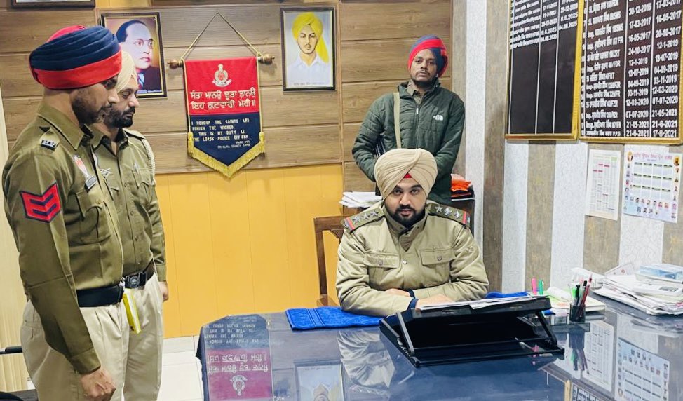 FaridkotPolice's tweet image. ਮਜ਼ਬੂਤ ​​ਨਾਕਾਬੰਦੀਆਂ 🚧 | ਚੌਕਸ ਗਸ਼ਤ 🚓 | ਰਿਸਪੌਂਸ ਟੀਮਾਂ ਨਾਲ ਹਰ ਰਾਤ ਸੁਰੱਖਿਅਤ 🚨

ਫਰੀਦਕੋਟ ਪੁਲਿਸ ਵੱਲੋਂ ਨਾਕਿਆਂ, ਗਸ਼ਤ ਅਤੇ ਪੀ.ਸੀ.ਆਰ ਮੋਟਰਸਾਈਕਲਾਂ ਰਾਹੀਂ ਸਖ਼ਤ ਨਿਗਰਾਨੀ। ਜੀ.ਓ ਅਤੇ ਐਸ.ਐਚ.ਓ ਪੁਲਿਸ ਸਟੇਸ਼ਨਾਂ ਅਤੇ ਰਾਤ ਦੀ ਡਿਊਟੀ ਦਾ ਨਿਰੀਖਣ ਕਰਦੇ ਹਨ, ਸਹੀ ਮਾਰਗਦਰਸ਼ਨ ਅਤੇ ਸੁਰੱਖਿਅਤ ਰਾਤ ਲਈ ਵਧੇਰੇ ਚੌਕਸੀ ਨੂੰ ਯਕੀਨੀ…
