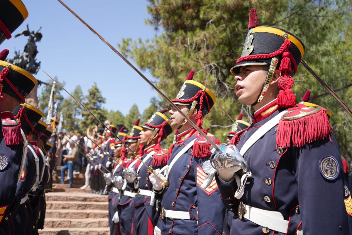 Ejercito_Arg's tweet image. #Mendoza con una formación en el #CerrodelaGloria se presentó la nueva sección &quot;Ejército de los Andes&quot; del @Granaderosarg.