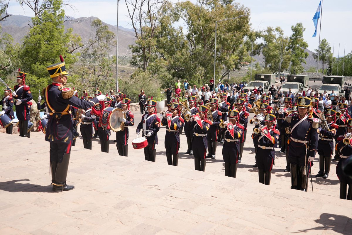 Ejercito_Arg's tweet image. #Mendoza con una formación en el #CerrodelaGloria se presentó la nueva sección &quot;Ejército de los Andes&quot; del @Granaderosarg.