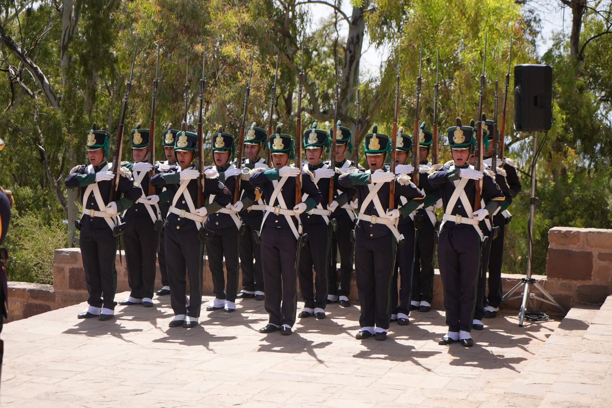 Ejercito_Arg's tweet image. #Mendoza con una formación en el #CerrodelaGloria se presentó la nueva sección &quot;Ejército de los Andes&quot; del @Granaderosarg.