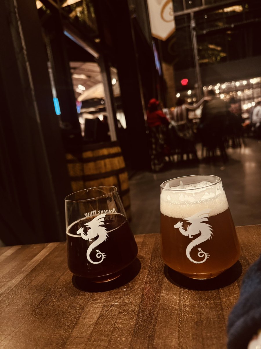 Somebody pour me a drink
Somebody bum me a smoke
I'm 'bout to get on a buzz
I'm 'bout to get on a roll 🎶🎶