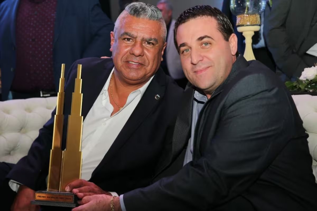 Y para cerrar la semana...

Avísenle, a los cráneos de Viamonte (y anexos) que el pasillo al campeón históricamente en el fútbol es un gesto ESPONTÁNEO y, donde es el equipo que juega contra el campeón, el que DECIDE O NO si lo hace al mismo.

Obligarlo a que lo haga es una