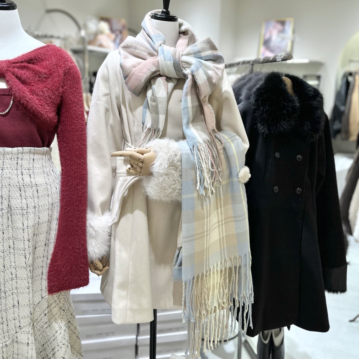 SHIBUYA109NET's tweet image. MAJESTICLEGONの店舗限定で
かわいいノベルティがもらえちゃうꕀ⋆꙳🤍

¥14,000円(税込)以上のお買い上げで
2色から選べるピン付きマフラーをプレゼント🧣💫⭐︎

数量限定だからぜひチェックしてみてね🪄⋆˙⟡

✔︎︎︎︎ 3F MAJESTICLEGON

@MAJESTICLEGONjp