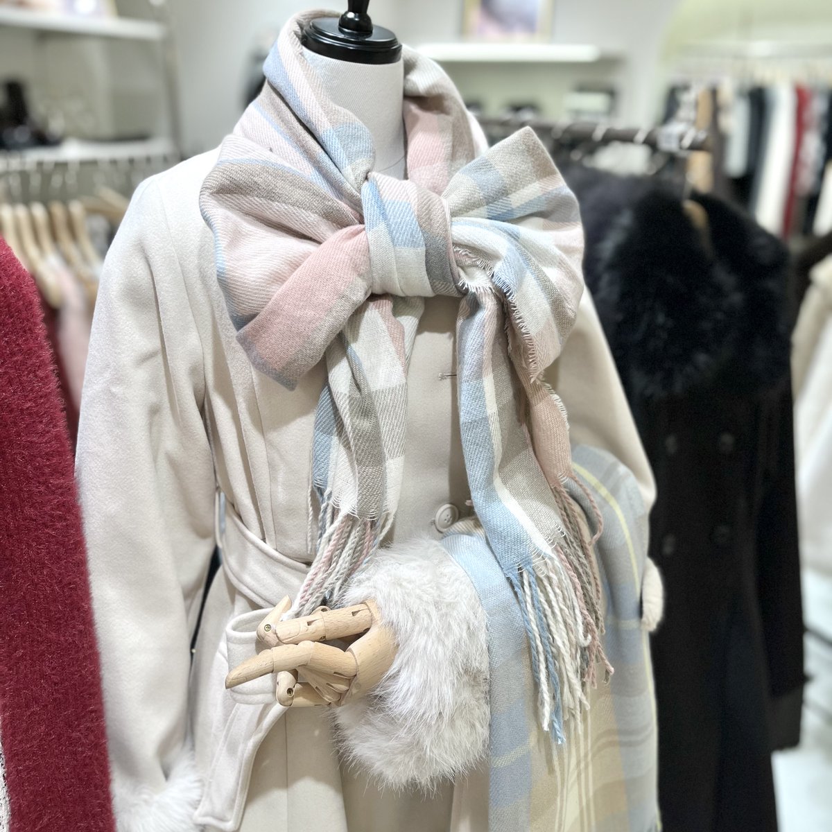 SHIBUYA109NET's tweet image. MAJESTICLEGONの店舗限定で
かわいいノベルティがもらえちゃうꕀ⋆꙳🤍

¥14,000円(税込)以上のお買い上げで
2色から選べるピン付きマフラーをプレゼント🧣💫⭐︎

数量限定だからぜひチェックしてみてね🪄⋆˙⟡

✔︎︎︎︎ 3F MAJESTICLEGON

@MAJESTICLEGONjp