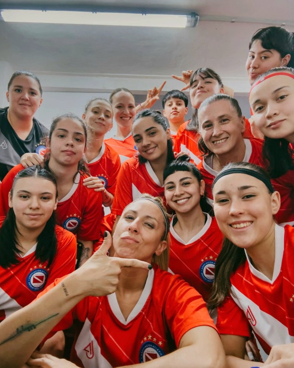 FutsalFemAAAJ's tweet image. #AAAJ 🐞 ¡A CUARTOSSSSSS! 👊

La Reserva de Argentinos volvió a ganar en el @LAAMBACamp y se clasificó a los cuartos de final del Playoff Nassau. 🏆

Las Bichas superaron a José María Bosch en los penales, luego de empatar 2-2 con goles de Torres y González. ⚽️

#VamosTodasUnidas