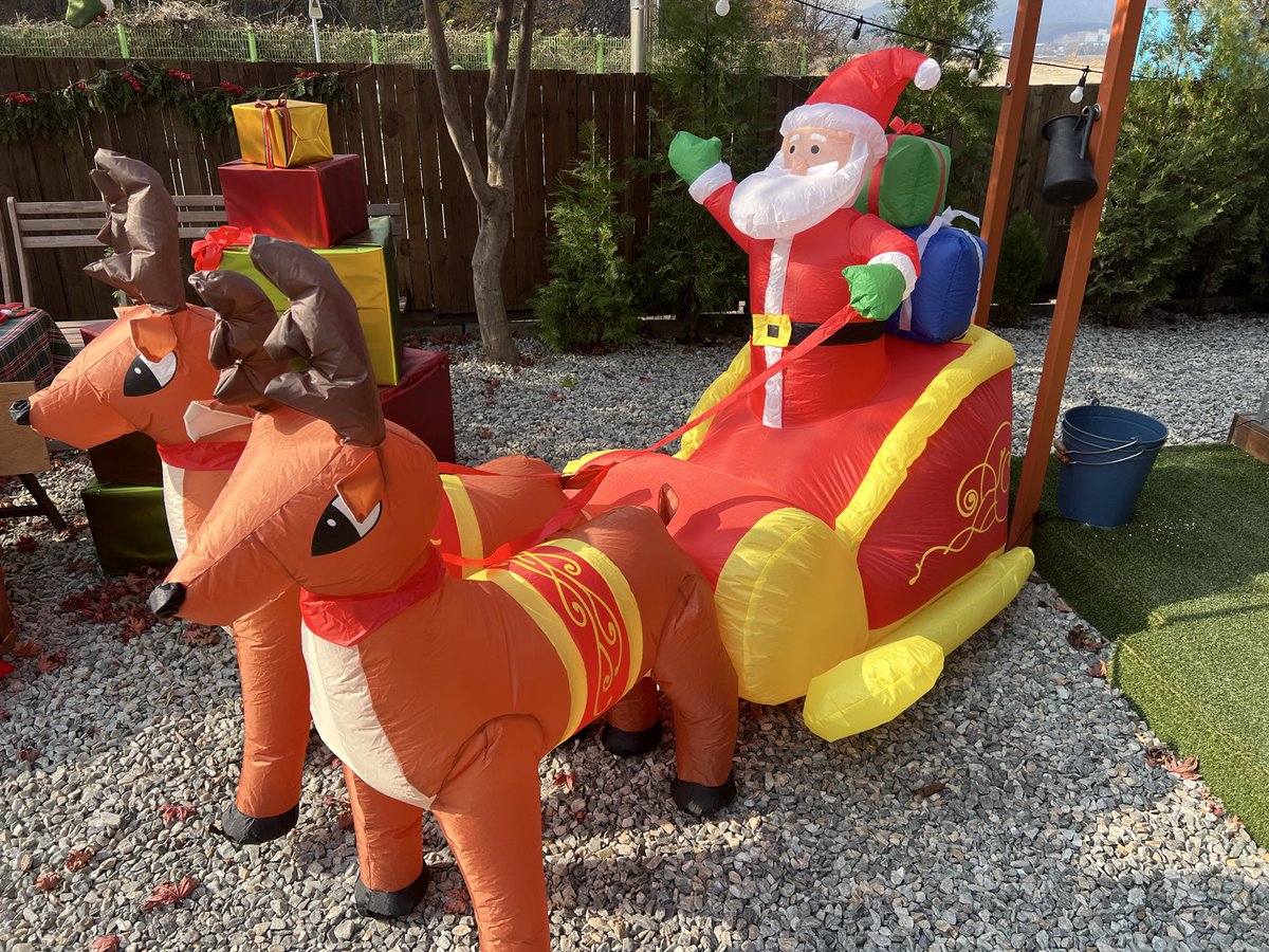 썰매와 한 몸이 되어버린 산타