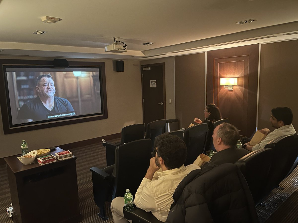 Cate_Chasse's tweet image. Toronto Age of Disclosure party! 

@NewParadigmInst 
@sineadaw 
@ageofdisclosure