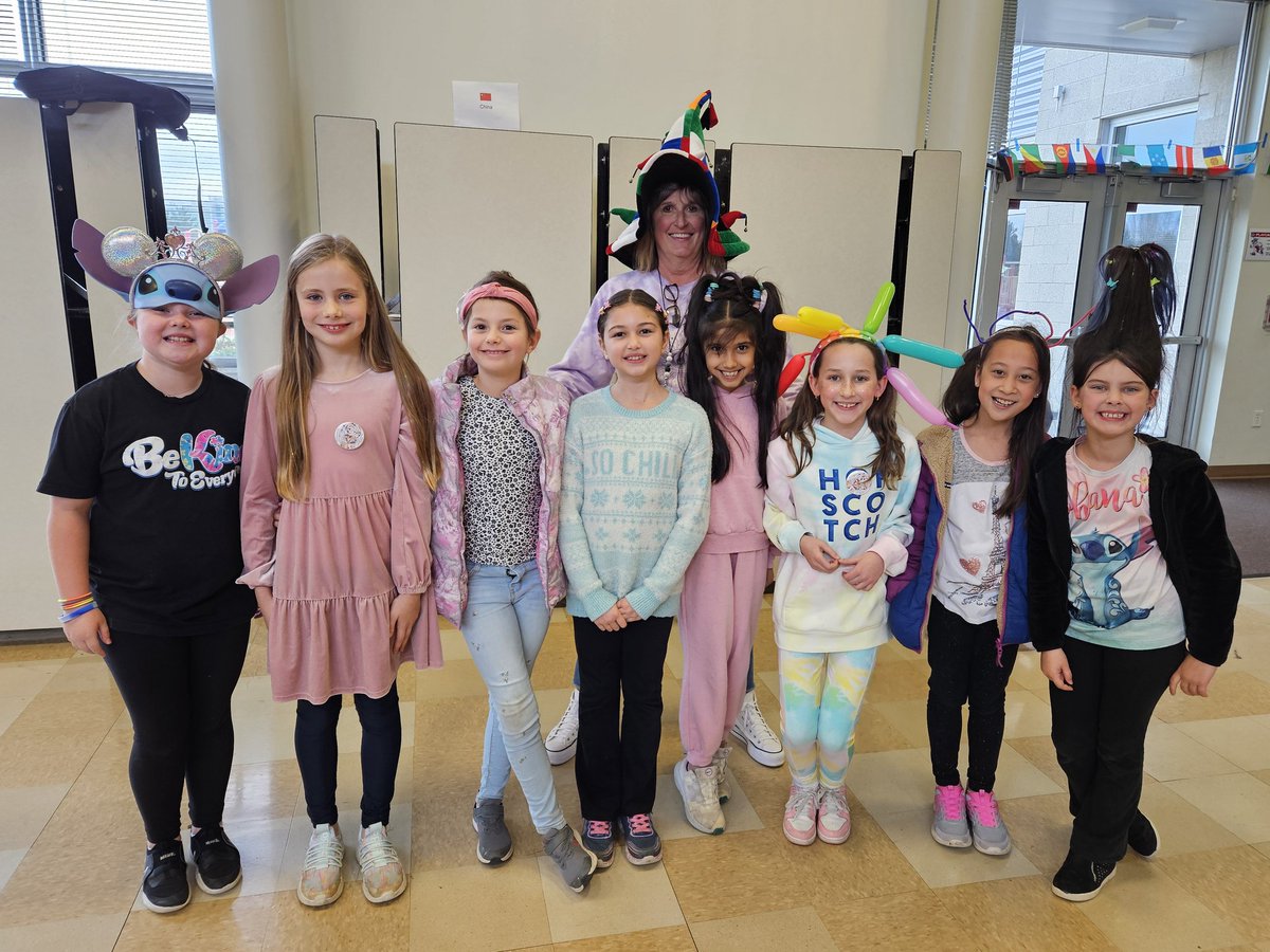 Friendsgiving turkey lunch on dress your head spirit day!