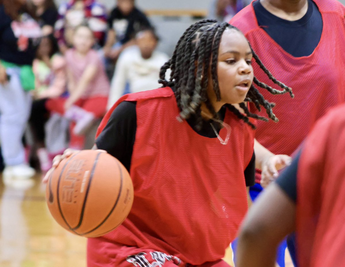DCSeNews's tweet image. Horn Lake Intermediate, your dedication is impressive; you excel in both work and play. The Turkey Tournament is a testament to community involvement, featuring HLIS 5th graders, school staff, Horn Lake Mayor Jimmy Stokes, and the Sheriff&apos;s Department. #TeamDCS #BeTheStandard
