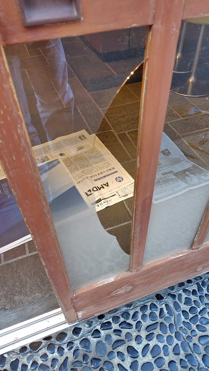 kanda_sasazushi's tweet image. 今朝私の不始末により、破損してしまいました。磨りガラスって今時加工できるのか？？
皆様にはご迷惑おかけします。