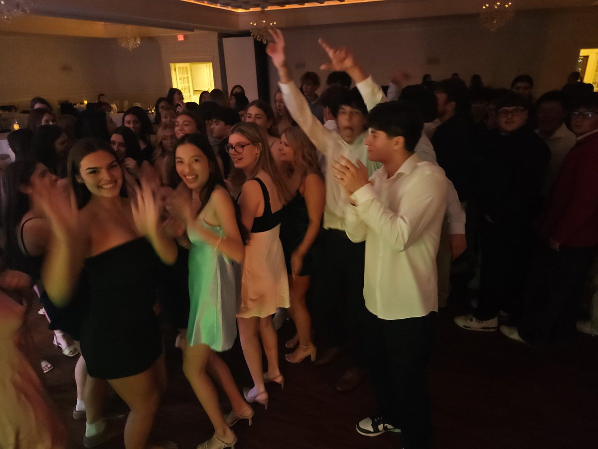 DrWhalen3's tweet photo. #SeekonkHS #SeniorSupper https://t.co/cTDE8mkjEv