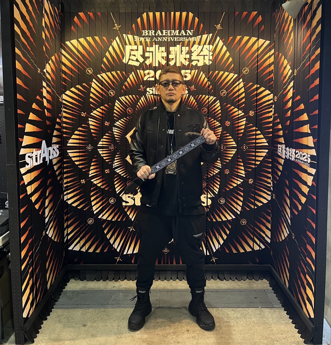 strapss_japan's tweet image. #尽未来祭 2025 

 #strApss のブースに
BRAHMANのTOSHI-LOWさんが遊びに来てくれました！

みなさんもぜひフォトスポットにお立ち寄りください📸✨