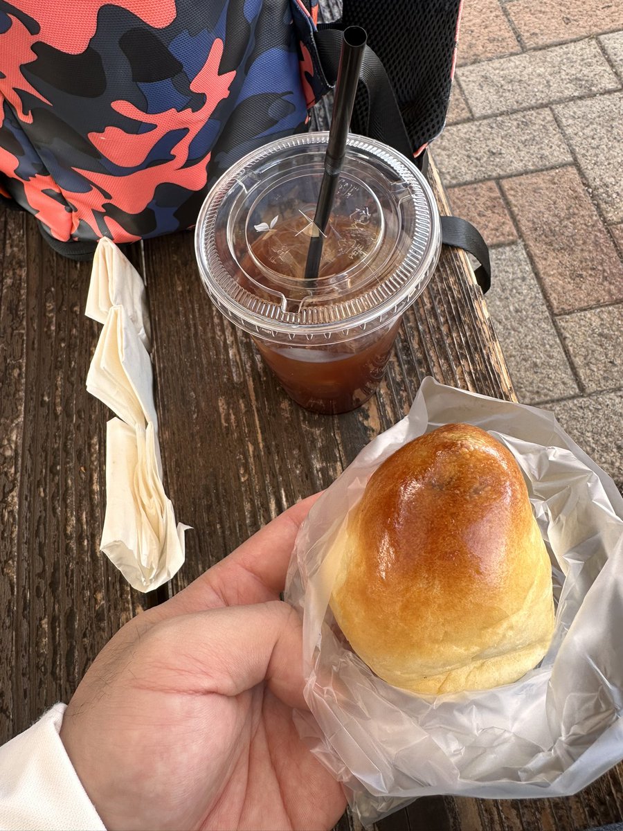 ogasusan_motocp's tweet photo. アッキェ🧄のブースは満員御礼で、整理券を貰い13時から入場になりました。
先入りでごじゃっさんと脳筋さんに会ってきました✨
朝昼兼用のパン飯4つも買ってのんびり待機中…🍞☕️
#OKAYAMA独ヲタ祭りrevenge #sirows https://t.co/xgAvSsoQTt