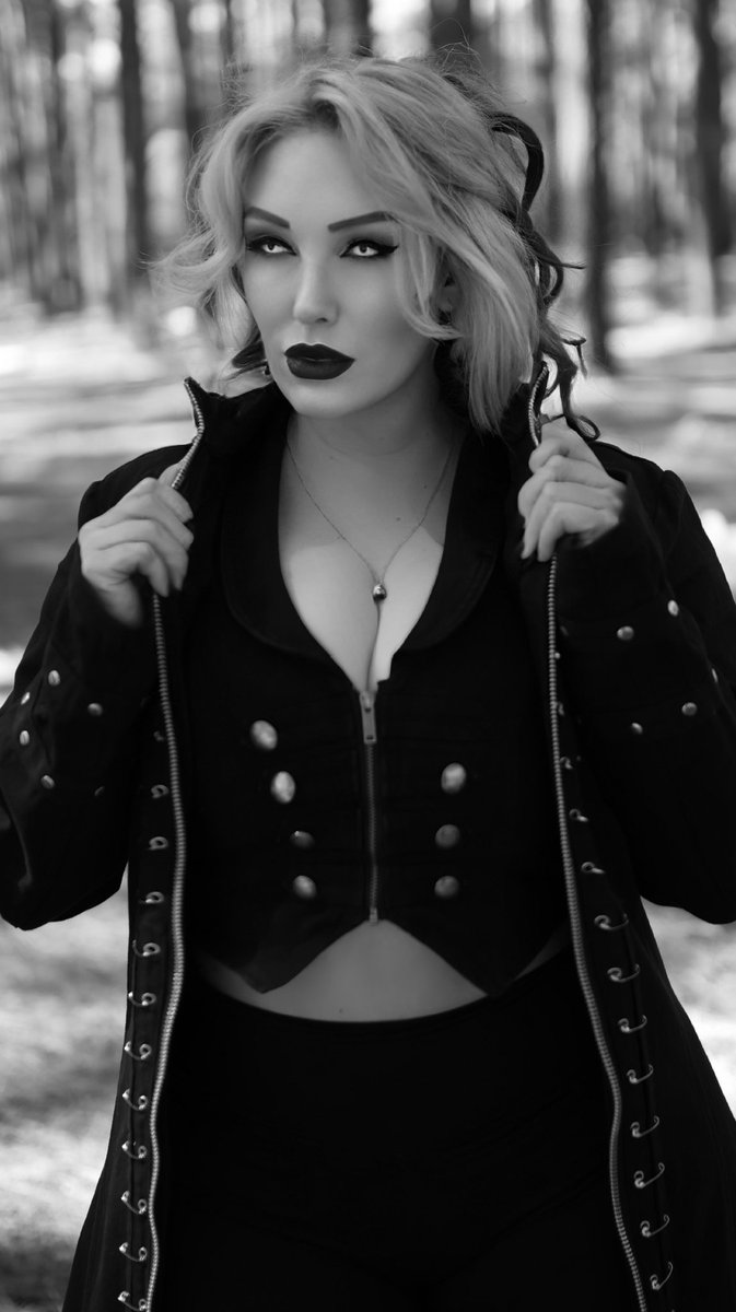 Too glam to give a damn 🤘
#themoistqueen #tattedbadass #photooftheday #photography #photoshoot #modeling #model #tattoos  #thicc #thickerthanasnicker #gothmodel #gothbabe #altchick