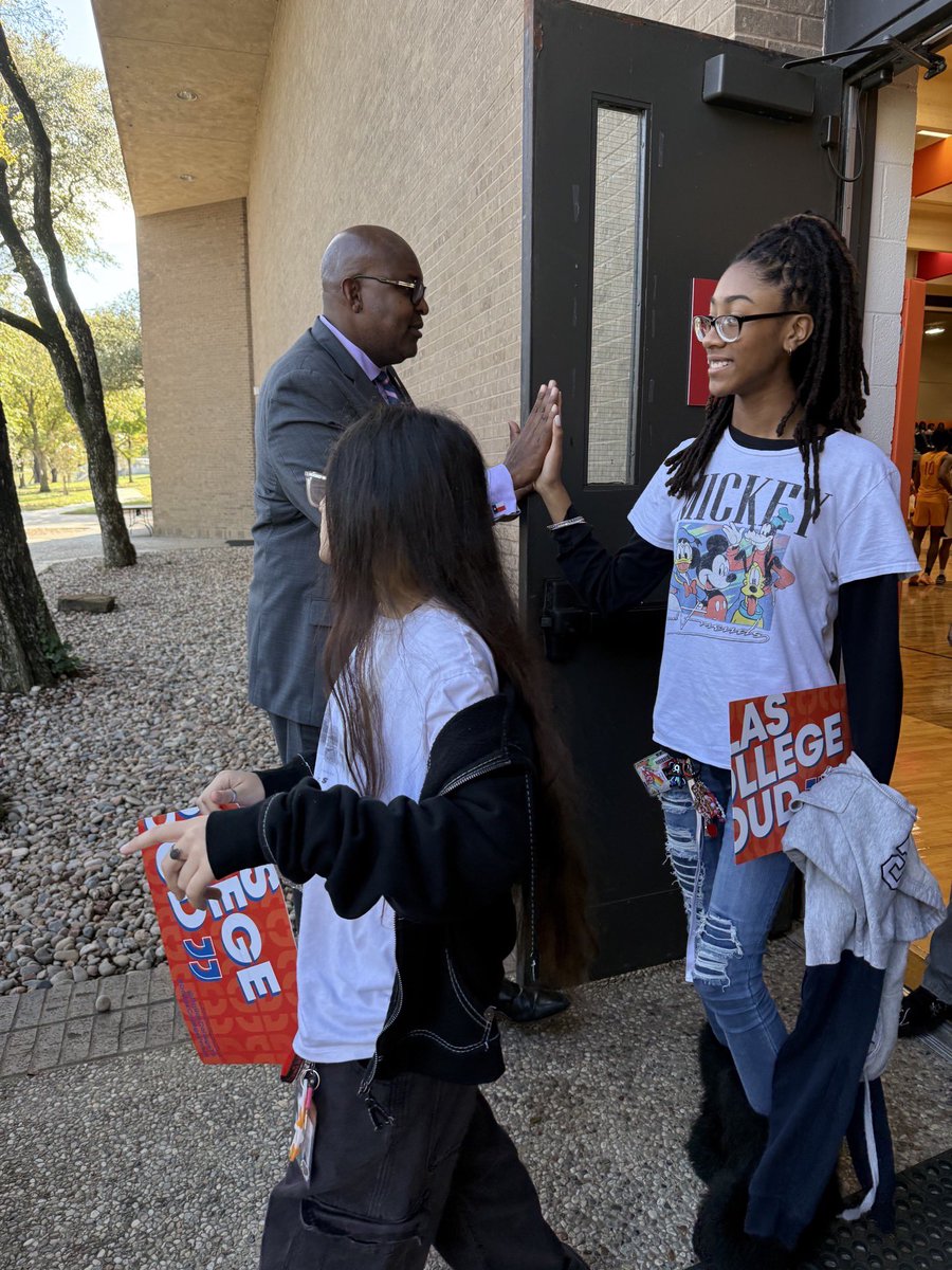 Byrd_Middle's tweet image. 🎓🐾 Our 7th graders visited Cedar Valley Community College today!

A great experience that builds the College part of CCMR—showing Panthers that their future starts now. ❤️💙

#CCMR #CollegeReady #PantherPride #CedarValleyCollege
