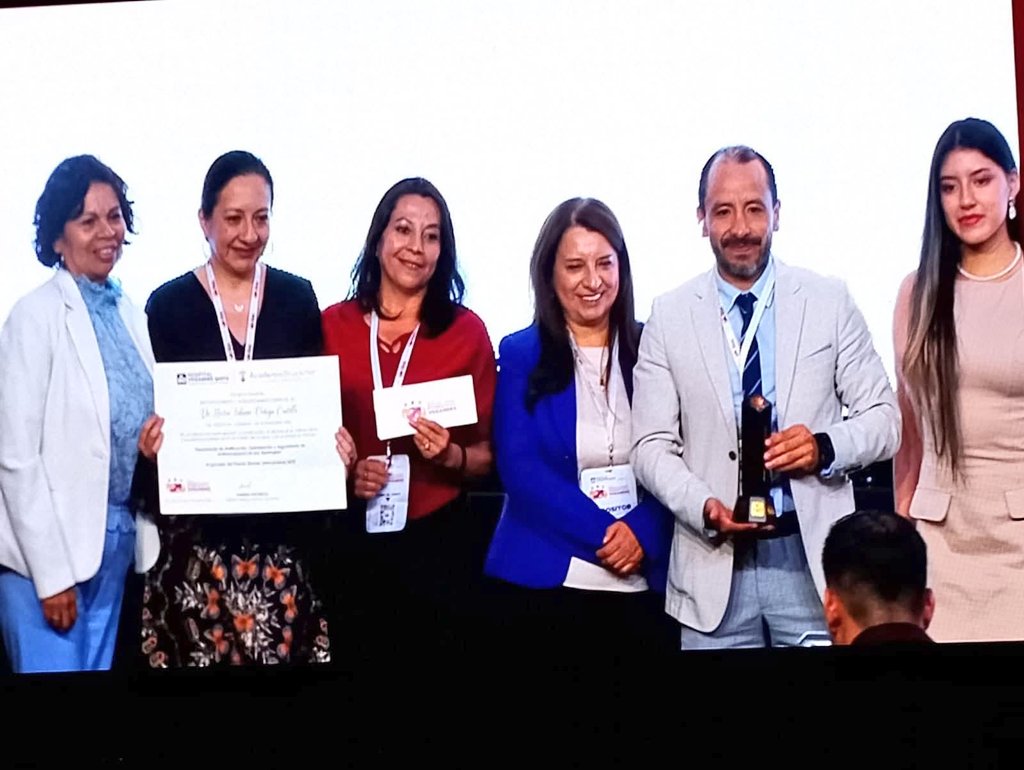 IESSChimborazo's tweet photo. #IESSenAcción | El Comité PROA del
Hospital General Riobamba🏥 ganó el primer lugar🥉del premio Rimmer Internacional por lA-PROA, una herramienta que aplica IA para el uso responsable de antimicrobianos. Agradecemos a nuestros profesionales por su compromiso y profesionalismo👩🏻‍⚕️💊 https://t.co/sJQoLrMZwH