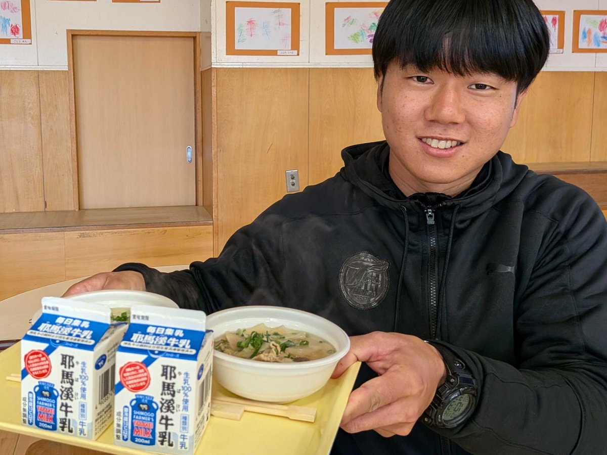 【ルナ幼稚園バザー祭り】
いつもサッカー教室を行っている「ルナ幼稚園」の行事に参加してきました😎
子供たちは突然のミッキーコーチとサココーチにびっくりしていました‼️
豚汁をおいしくいただきました🥣
＃大分トリニータ
＃トリニータスクール
＃ルナ幼稚園
＃メガネ
＃サコ
＃豚汁