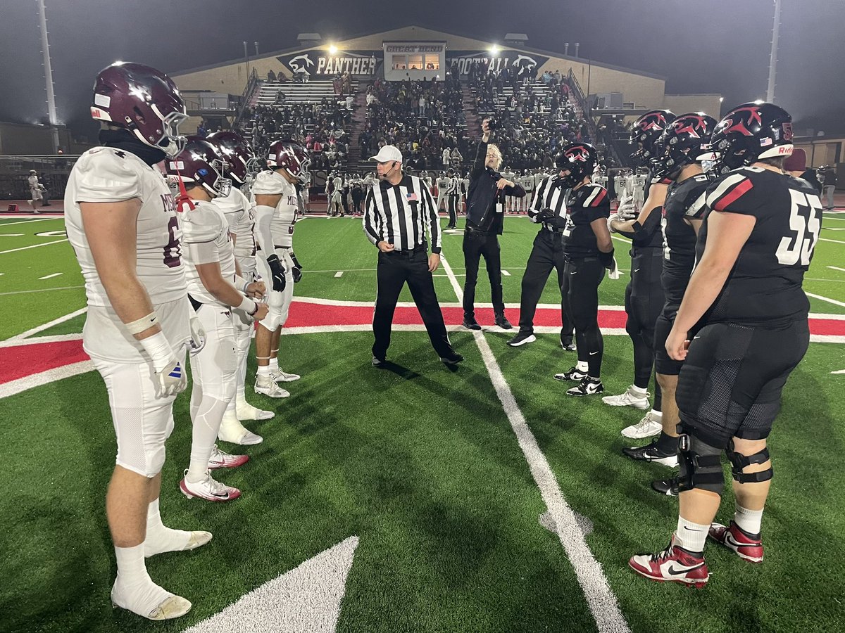 JasonLambTV's tweet image. Class 5A State Semifinal
Great Bend - Memorial Stadium

End 3Q

      Salina Central        23
#1 Great Bend              21

#LOCKIN #Panthers #PantherPride 
@sportsinkansas @scoresinkansas @GreatBend_FB @SC_Mustangs