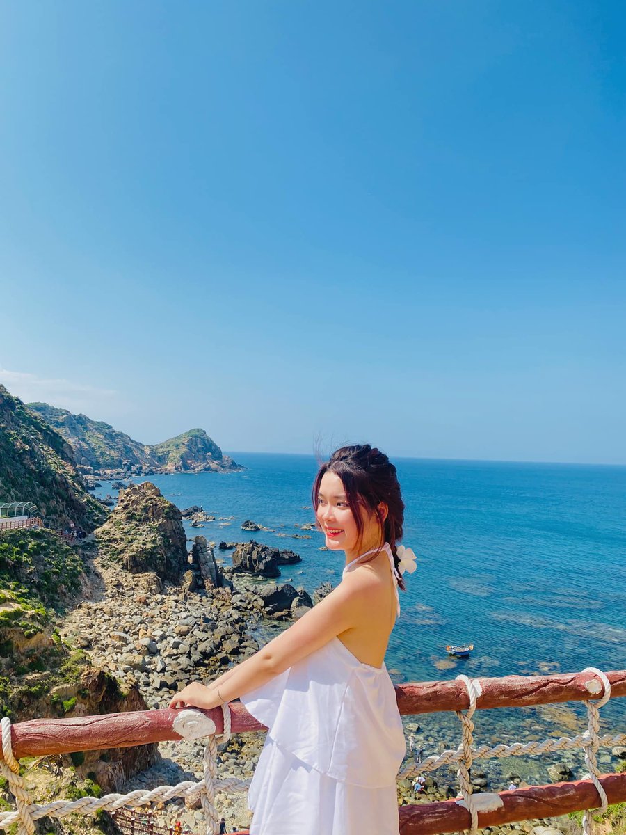 القلب يجد السلام عندما العناق ينير القوة الداخلية مع نسيم الليل. Dwayne Serva