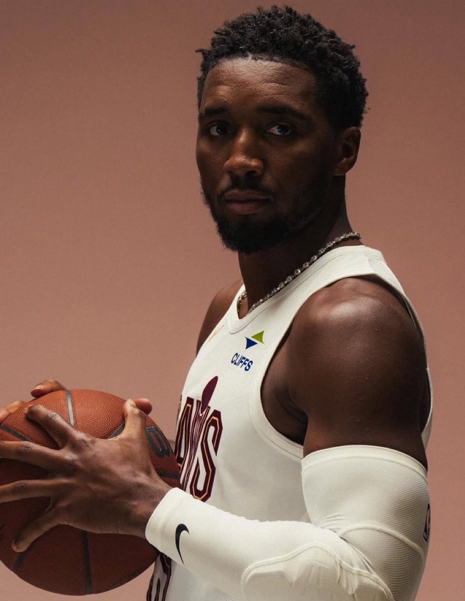 Donovan Mitchell over the last five games:

30.2 PPG
5.6 RPG
5.0 APG
1.4 SPG
50.0% FG
34.5 MPG