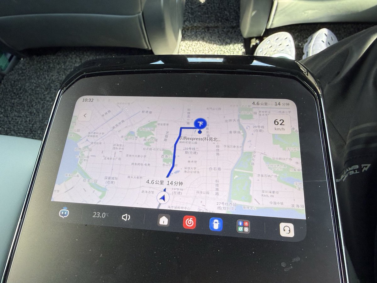 加班，体验一下自动驾驶
两年前还只是在首钢园试验，现在都能上路了🤨