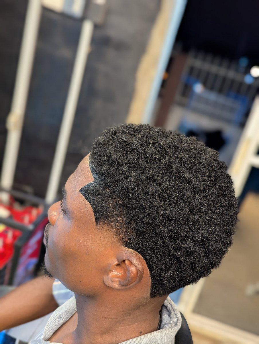 Babs_Ibrahim_k's tweet photo. Haircut 💈 that keep screaming luxury...
Clean mid taper fade 🔥 for my boss

📍 We're located at the Red brick 🧱 building opposite ITEM 7go akobo ibadan...

#viralx #TrendingNow #Groomingtwt #ExploreMore #taperfade #barbershop #barbers https://t.co/sJUTTj7SkN