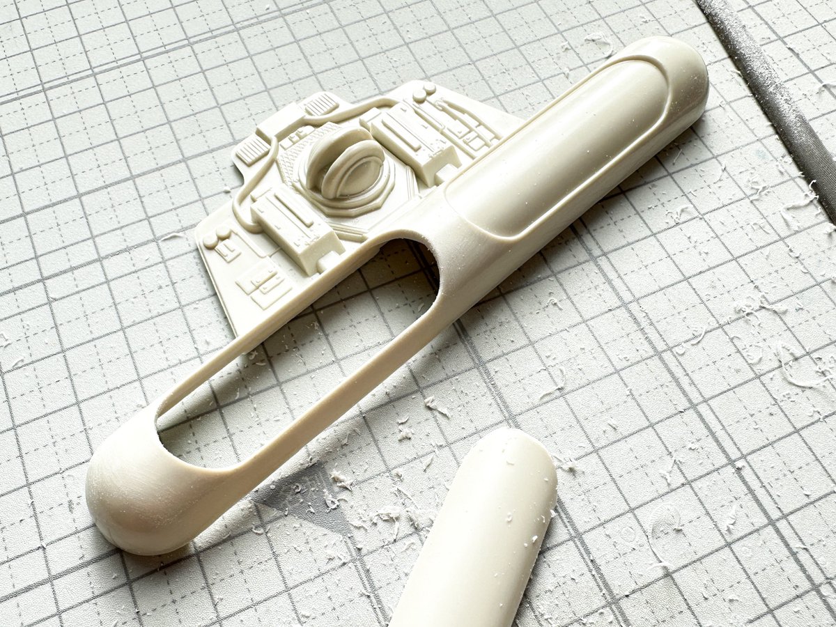 Ani_Kuzunishi's tweet image. 旧キットに関しては素材の良さを引き出したいという考えがあったので電飾はしなかったんだけど、コレに関しては光らせた方がカッコイイかなと成り行きと勢いだけで切開。人生出たとこ勝負とはいえ、ちょっと自分の行動が怖い。
#mpc #ShuttleTydirium #StarWars