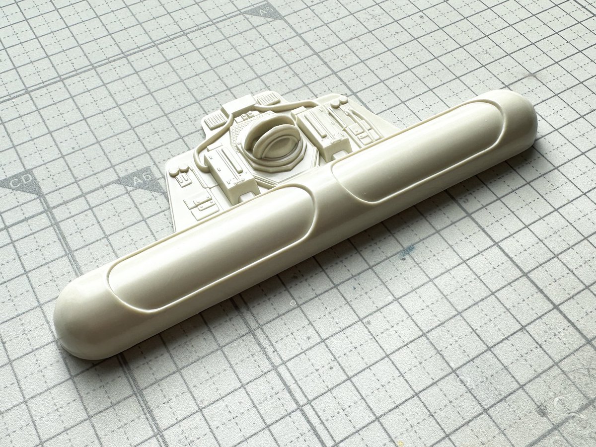 Ani_Kuzunishi's tweet image. 旧キットに関しては素材の良さを引き出したいという考えがあったので電飾はしなかったんだけど、コレに関しては光らせた方がカッコイイかなと成り行きと勢いだけで切開。人生出たとこ勝負とはいえ、ちょっと自分の行動が怖い。
#mpc #ShuttleTydirium #StarWars