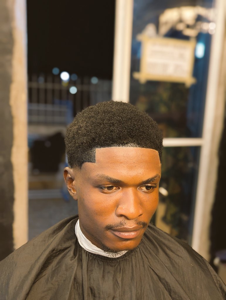 Babs_Ibrahim_k's tweet photo. Haircut 💈 that keep screaming luxury...
Clean mid taper fade 🔥 for my boss

📍 We're located at the Red brick 🧱 building opposite ITEM 7go akobo ibadan...

#viralx #TrendingNow #Groomingtwt #ExploreMore #taperfade #barbershop #barbers https://t.co/sJUTTj7SkN