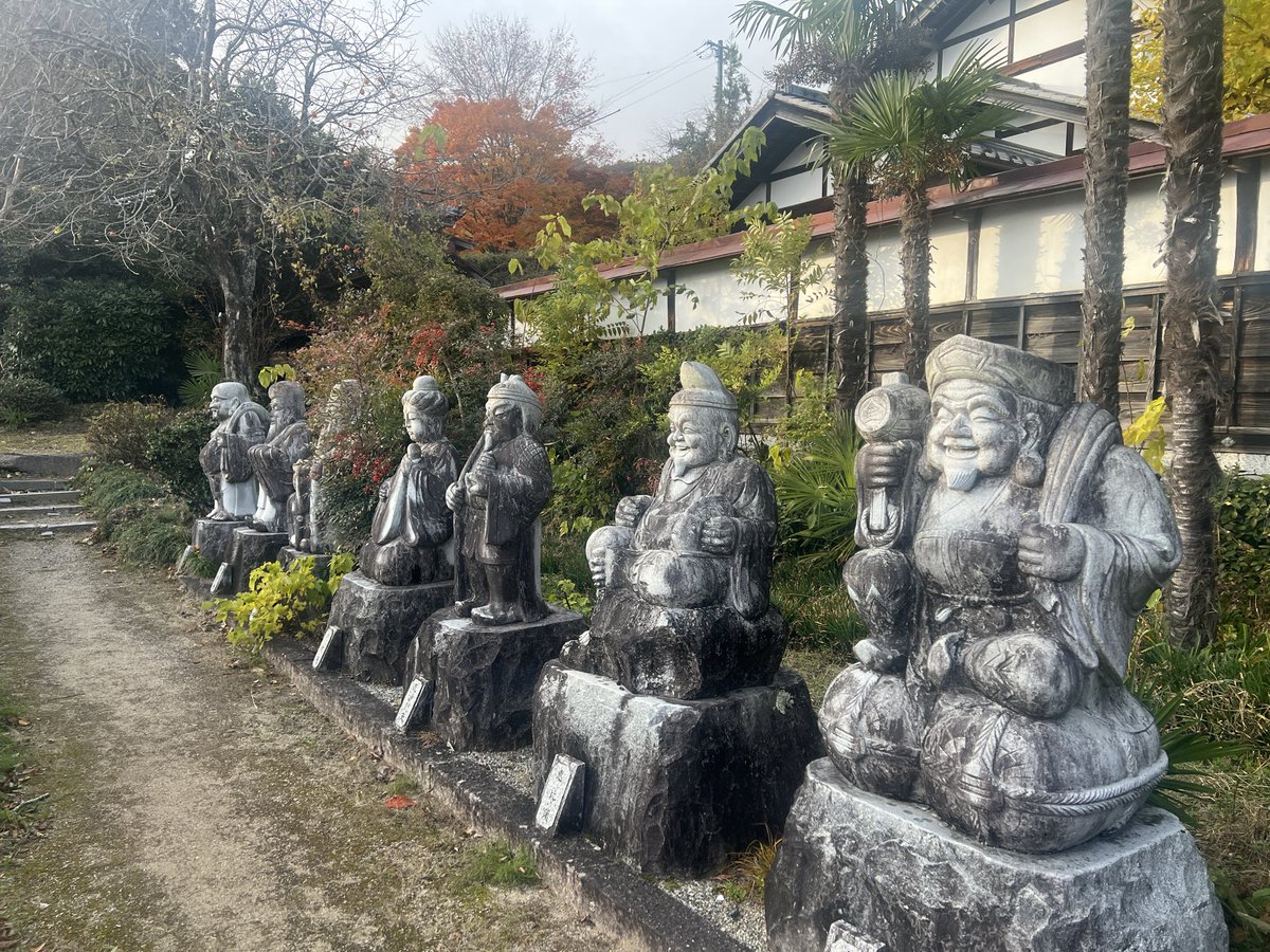 明日11/23、下伊那郡高森町の浄瑠璃にて開催される縁日に初出店します。
黒文字茶、クロモジ入浴木、リース、アロマフレグランス、シャワーオイルなど、香りに触れて心がふっとほどけるようなアイテムをお持ちします。
香りが日常のやさしい灯りになりますように。
お近くの方はぜひお立ち寄りください
