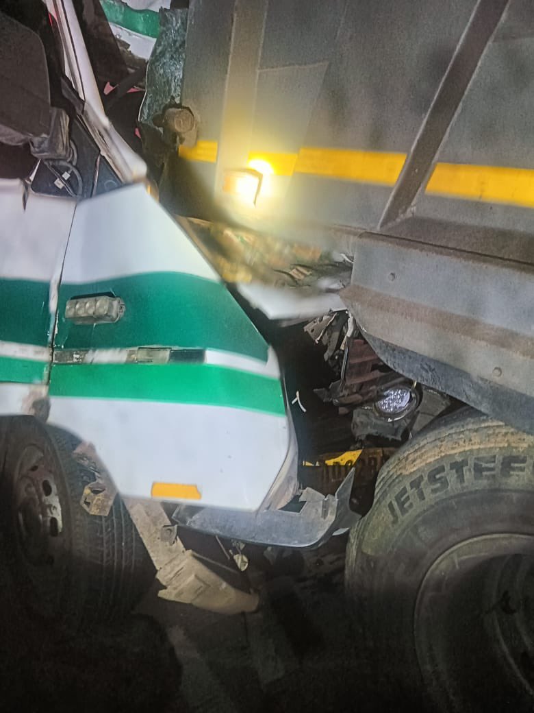 sambad_odisha's tweet image. ଯୁଯୁମୁରା: ସମ୍ବଲପୁର-କଟକ ୫୫ ନମ୍ବର ଜାତୀୟ ରାଜପଥର ଯୁଯୁମୁରା ଥାନା ଅନ୍ତର୍ଗତ ଫୁଲଝରଣ ନିକଟରେ ରାସ୍ତାପାର୍ଶ୍ବରେ ଛିଡ଼ା ଥିବା ହାଇୱାକୁ ପିଟିଲା ୧୦୮ ଆମ୍ବୁଲାନ୍ସ। ୨ ଜଣ ଗୁରୁତର ଆହତ। ବୌଦ୍ଧରୁ ରୋଗୀ ନେଇ ବୁର୍ଲା ଡ଼ାକ୍ତରଖାନା ଅଭିମୁଖେ ଯାଉଥିବା ସମୟରେ ଦୁର୍ଘଟଣା ଘଟିଥିଲା।
#Sambalpur #Odisha #Sambad