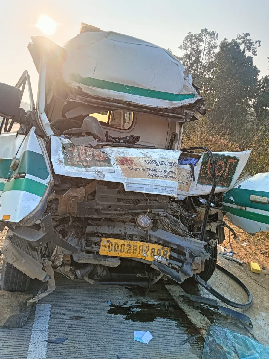 sambad_odisha's tweet image. ଯୁଯୁମୁରା: ସମ୍ବଲପୁର-କଟକ ୫୫ ନମ୍ବର ଜାତୀୟ ରାଜପଥର ଯୁଯୁମୁରା ଥାନା ଅନ୍ତର୍ଗତ ଫୁଲଝରଣ ନିକଟରେ ରାସ୍ତାପାର୍ଶ୍ବରେ ଛିଡ଼ା ଥିବା ହାଇୱାକୁ ପିଟିଲା ୧୦୮ ଆମ୍ବୁଲାନ୍ସ। ୨ ଜଣ ଗୁରୁତର ଆହତ। ବୌଦ୍ଧରୁ ରୋଗୀ ନେଇ ବୁର୍ଲା ଡ଼ାକ୍ତରଖାନା ଅଭିମୁଖେ ଯାଉଥିବା ସମୟରେ ଦୁର୍ଘଟଣା ଘଟିଥିଲା।
#Sambalpur #Odisha #Sambad