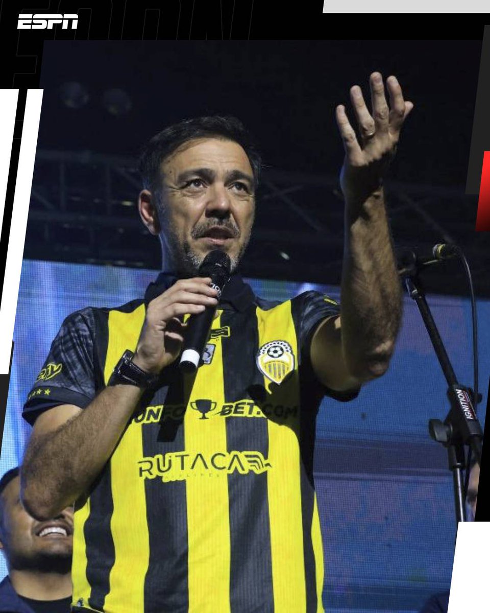ESPNUruguay's tweet image. CHINO AURINEGRO: Álvaro &quot;Chino&quot; Recoba fue presentado como nuevo DT del Deportivo Táchira de Venezuela ante los hinchas del club en el Polideportivo de Pueblo Nuevo. 

📷 @DvoTachira