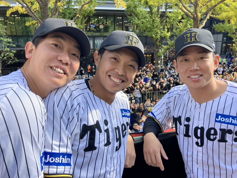 TigersDreamlink's tweet photo. パレード、バス車内の様子をお届けします！③
#阪神タイガース優勝記念パレード
#90th
#阪神タイガース
#鼓動を鳴らせ_虎道を進め https://t.co/r4qFfkEwHz