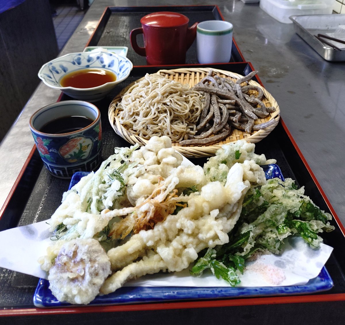 穴子天ざる合盛蕎麦です
新蕎麦です
十割蕎麦
粗挽き田舎蕎麦(黑)
穴子天ぷら·舞茸天ぷら
美味しいです
11月24日月休み
11月25日火休み
連休致します🙇‍♀️
☎027-364−4474
#天ざる蕎麦 #十割蕎麦 
#粗挽き田舎蕎麦 #叶家 
#新蕎麦 #そば処叶家 #旨