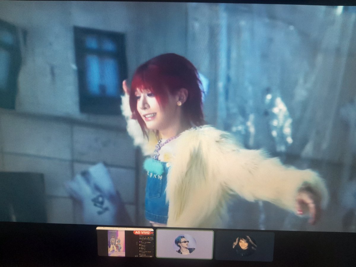 jiyongoholic's tweet image. apresentei o xlov e ela ja foi roubando meu wumuti desumano isso