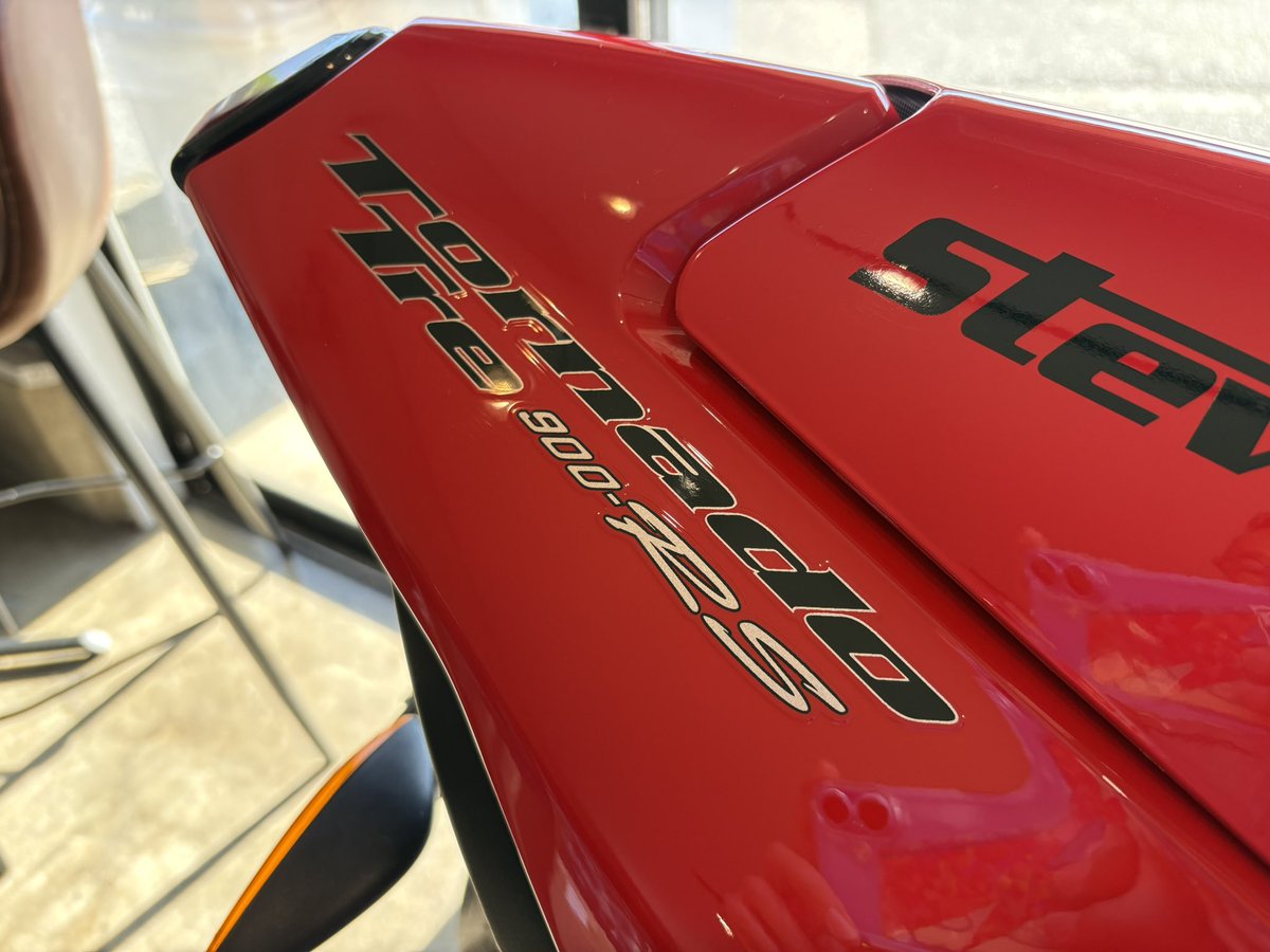 MaxFritz_tosu's tweet image. んでバイク屋さんが代わりに持って来たのがコレ（笑）
Benelli Tornado Tre RS！
コイツぁレアだせ！