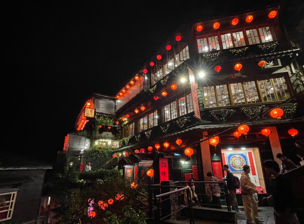 ACE_07_R1's tweet photo. 台湾旅行から帰国しました🇹🇼

龍山寺は幻想的⛩️
十分ではランタン上げ🏮
九份ではお茶楽しみ🍵
コンビニは日本語がとても多かった🏪

皆さんとても親切で2人の思い出に残る新婚旅行になりました😁

#谢谢台湾 https://t.co/VRBINUDEwv