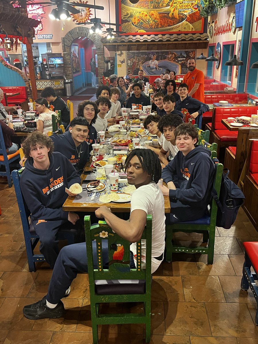 BrandeisHoops's tweet photo. New tournament. New location. Same dinner tradition! Team meal to celebrate the big win tonight at Rosas Cafe! #BTheBrand https://t.co/XF0VChzmHG