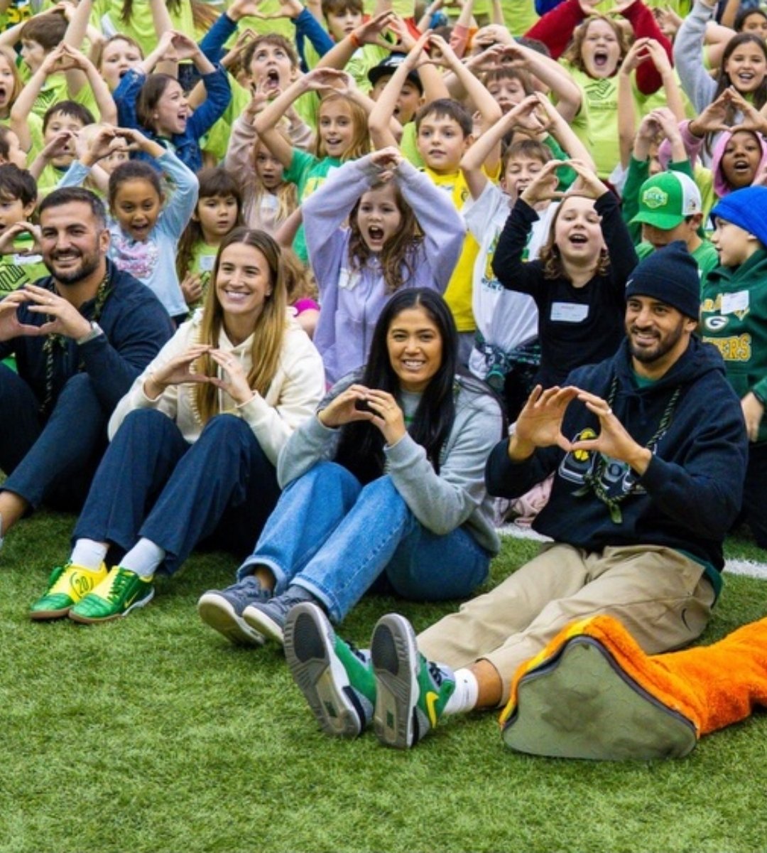 TheSlamDuck's tweet image. Love to see the GOATS come together with their foundations for a great cause! 

@sabrina_i20 @MM8Foundation