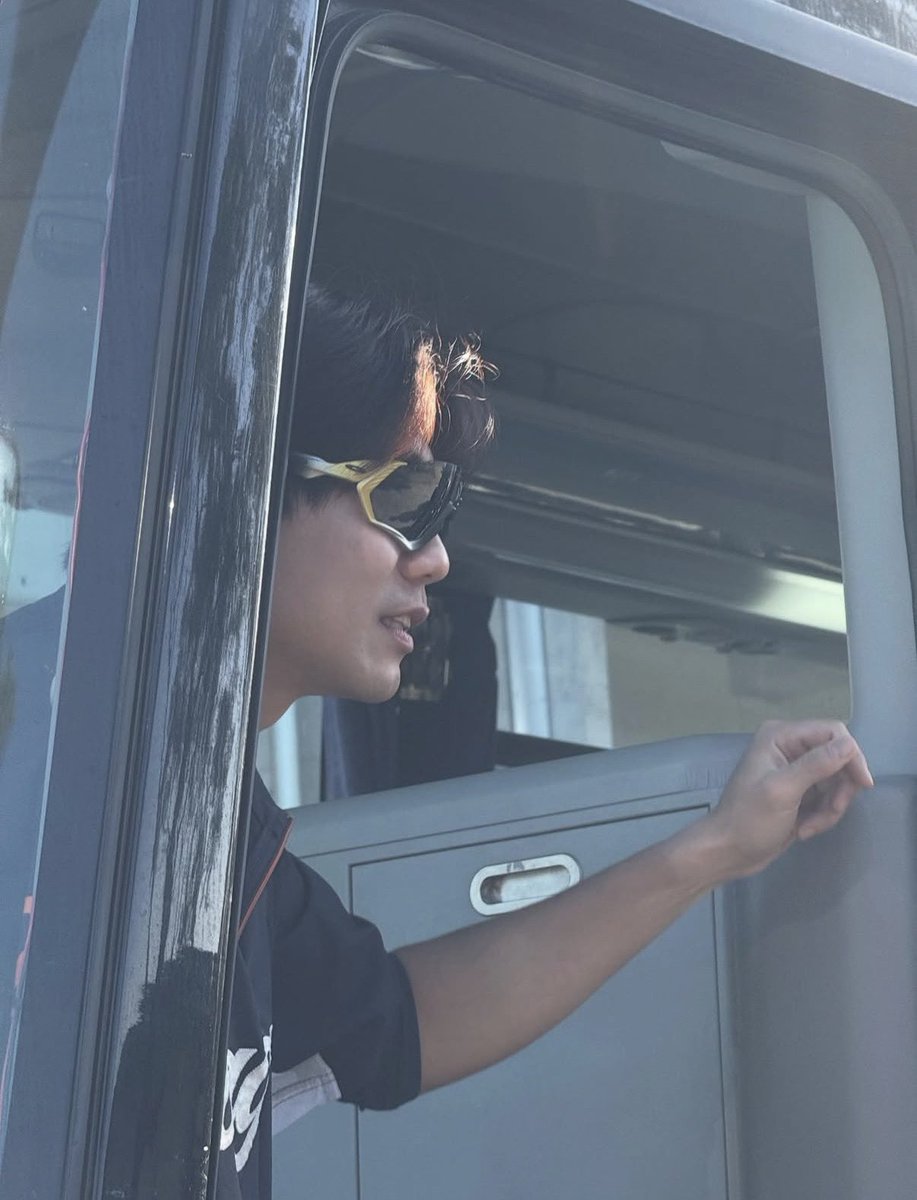 조은혜기자님 인스타에 올라온 강백호랑 통화하는 이원석 그리고 그걸 지켜보는 심우준
존나 웃겨서 개크게 웃는중