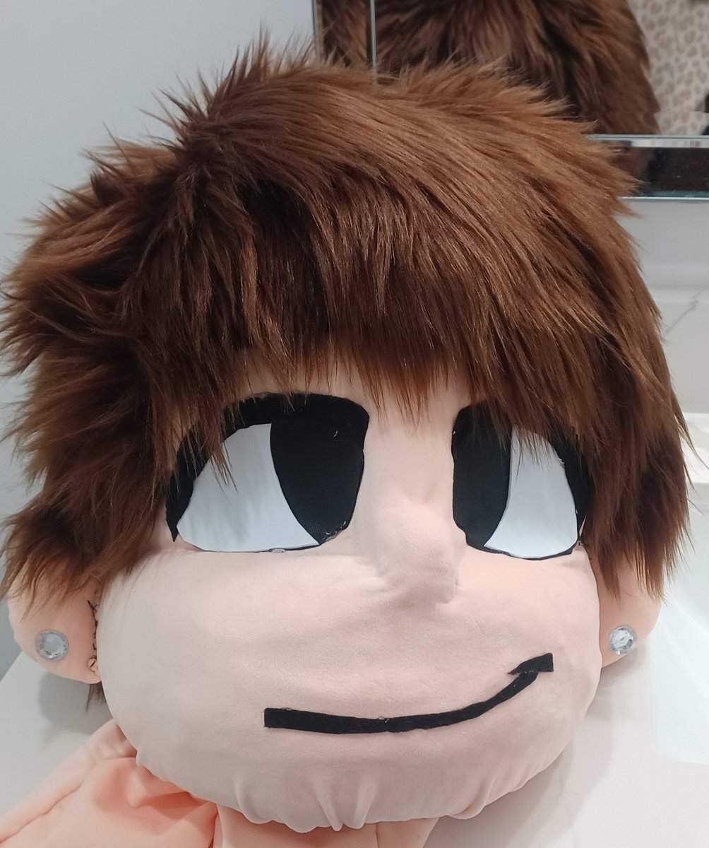 sharpytown's tweet image. I finished working on Conner&apos;s head just in time for a con